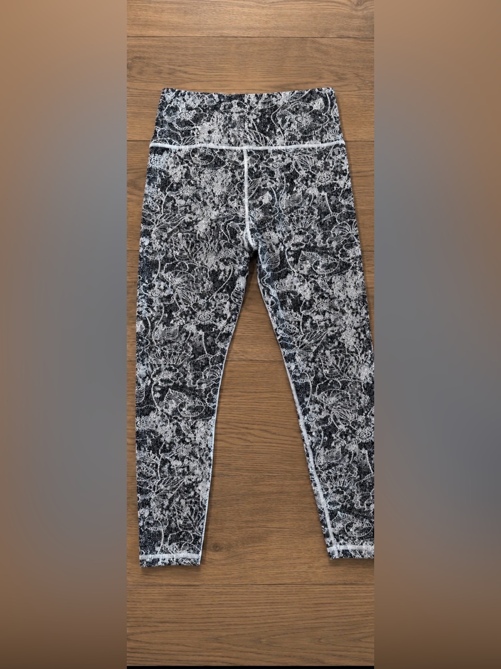 Women’s Athleta Black & White Printed Leggings Medium 7/8 tight